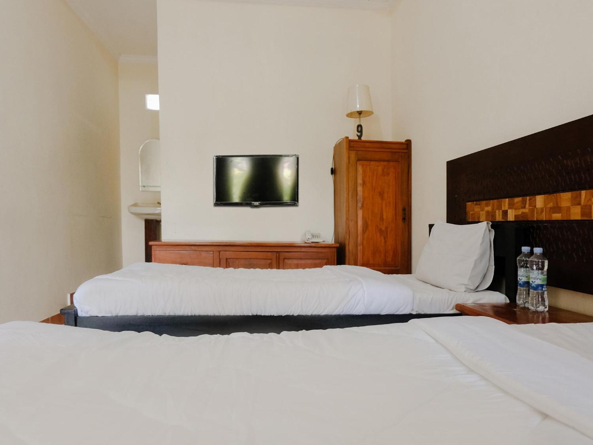 Hotel Mahkota Plengkung By Ecommerceloka Banyuwangi  Δωμάτιο φωτογραφία